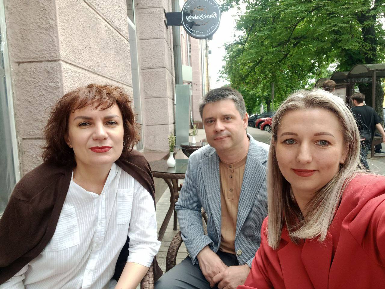 Доцентки кафедри психології та педагогіки Університету імені Альфреда Нобеля та фахівчині Клініки психічного здоров’я беруть участь у зустрічі на відкритій терасі кафе в рамках проєкту психологічної підтримки внутрішньо переміщених осіб «Підтримка і опора».